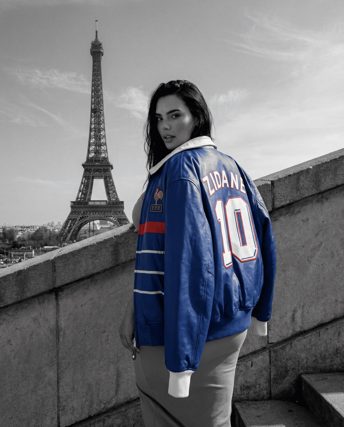 Pessoa a usar um casaco azul com o número 10 na frente, em frente à Torre Eiffel.